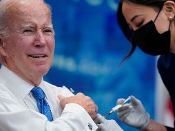 El presidente estadounidense, Joe Biden, recibió este martes una nueva dosis de refuerzo adaptada contra las nuevas variantes de COVID-19. AP / E. Vucci