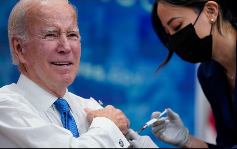 El presidente estadounidense, Joe Biden, recibió este martes una nueva dosis de refuerzo adaptada contra las nuevas variantes de COVID-19. AP / E. Vucci