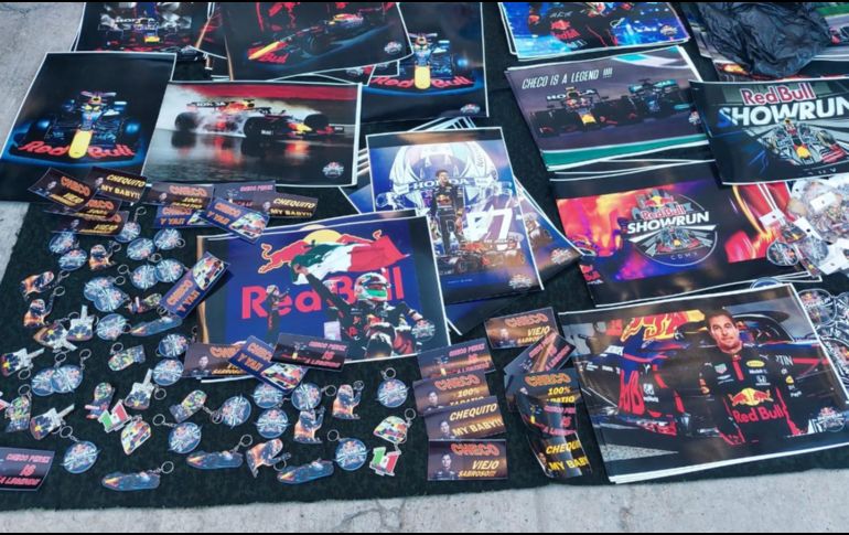 En los alrededores de la Minerva, justo la zona donde este martes se llevará a cabo el Red Bull Show Run 2022, vendedores han aprovechado para ofrecer mercancía alusiva al tapatío y a la escudería austriaca. EL INFORMADOR / A. Navarro