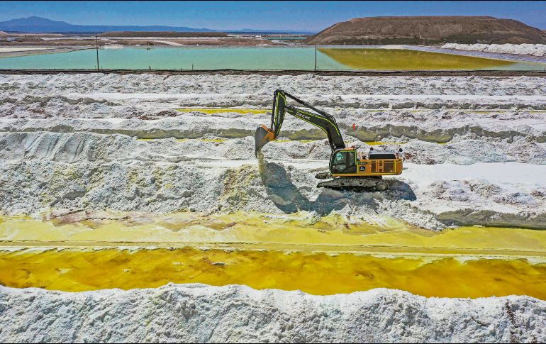 Vista aérea del proceso de extracción de litio, en la mina chilena SQM. AFP