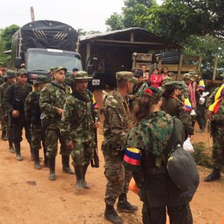 Propuesta de paz logra que las FARC liberen a 16 personas en Colombia