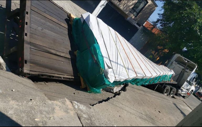 El socavón tiene dimensiones de seis metros de ancho, alrededor de 15 de largo y dos de profundidad. ESPECIAL