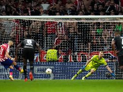 Una jugada difícil de explicar, una triple falla de auténtica locura que deja eliminado al Atlético de Madrid de la Champions. AP/M. FERNÁNDEZ