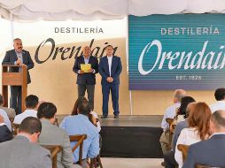 José Alfonso Magallanes Presidente Municipal de Tequila, Juan Casados Director General de Destilería Orendain y El presidente del Consejo de Administración de Destilería Orendain. ESPECIAL