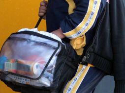 Los padres de familia exigieron a las autoridades de la secundaria que tienen que revisar las mochilas a los alumnos para evitar que lleven algún arma. EL INFORMADOR / ARCHIVO