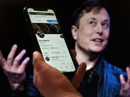 Ayer, Elon Musk publicó en sus redes sociales un video en el que se le ve entrando a las oficinas de la plataforma con un lavabo en las manos. AFP / ARCHIVO