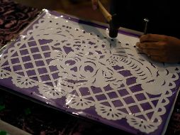 Aunque otros utilizan hojas de plástico más duraderas, cortadoras láser o suajes, Yuridia efectúa cada paso a mano, como lo han hecho los artesanos mexicanos durante 200 años. AP/E. Verdugo