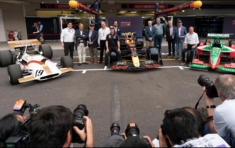 Sergio Pérez apareció apareció de sorpresa en el anuncio de la extensión del contrato. EFE/L. Licona