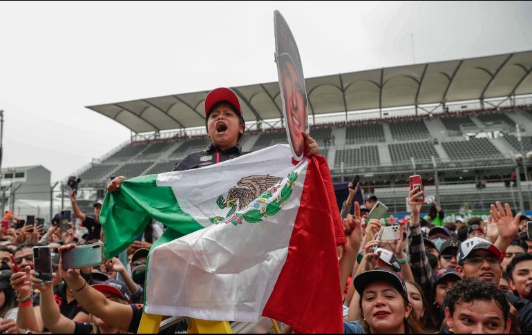 Entre los fanáticos presentes destacó una pequeña niña, quien uniformada con los colores de Red Bull, llamó la atención del piloto mexicano. SUN / D. S. Sánchez