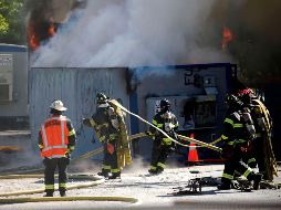 Los socorristas que acudieron al lugar hallaron a dos adultos muertos frente a la casa con heridas que 