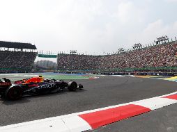 El gran ambiente y la entrada fue palpable desde temprana hora pues cada que Pérez pasaba por la zona del Foro Sol se escuchaba la emoción y el ánimo hacia el tapatío. EFE / M. Guzmán