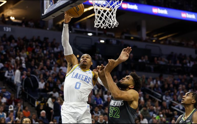 Russell Westbrook ha tenido un desacostumbrado bajo nivel de juego; anoche fue suplente y rompió la racha de mil siete juegos consecutivos como titular. AFP/D. Berding