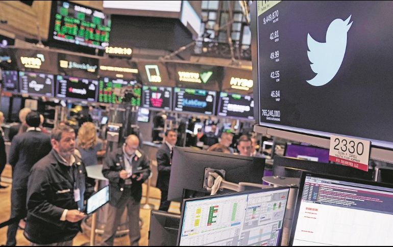 La compañía ha dejado de cotizar en la bolsa de valores, esta es una de las medidas de Elon Musk. AP