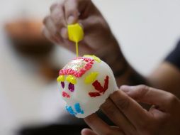 Hay artículos que son indispensables en la ofrenda por el Día de los Muertos. EFE / ARCHIVO