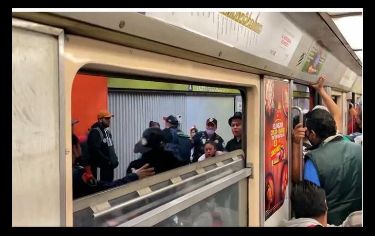 Los presuntos comerciantes intentan lanzarse puñetazos y patadas, pero son intervenidos por los policías. ESPECIAL/CAPTURA DE VIDEO