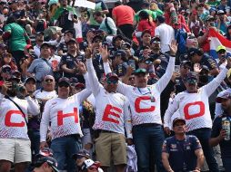 Aficionados apoyan a Checo Pérez en el Gran Premio de México 2022. AFP / R. Arangua