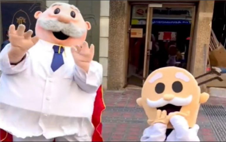 Tras realizar un excelente baile con un buen ritmo, Ponchito se retiró la cabeza de la botarga y mostró una enorme sonrisa, pues había cumplido ese gran sueño. ESPECIAL