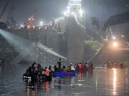 Un puente colgante de la época colonial se hundió en el estado de Gujarat. AFP