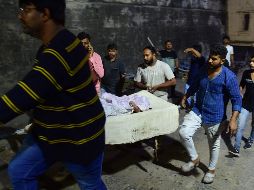 El puente se vino abajo la tarde de este domingo, dejando caer al río a un número todavía incierto de personas. AFP