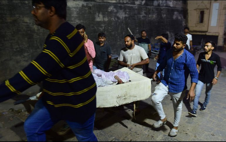 El puente se vino abajo la tarde de este domingo, dejando caer al río a un número todavía incierto de personas. AFP
