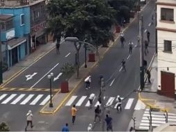 Parecía que todo quedaba en intercambio de golpes, cuando de pronto uno de los barristas sacó una pistola y comenzó a disparar a otro grupo que huía. ESPECIAL