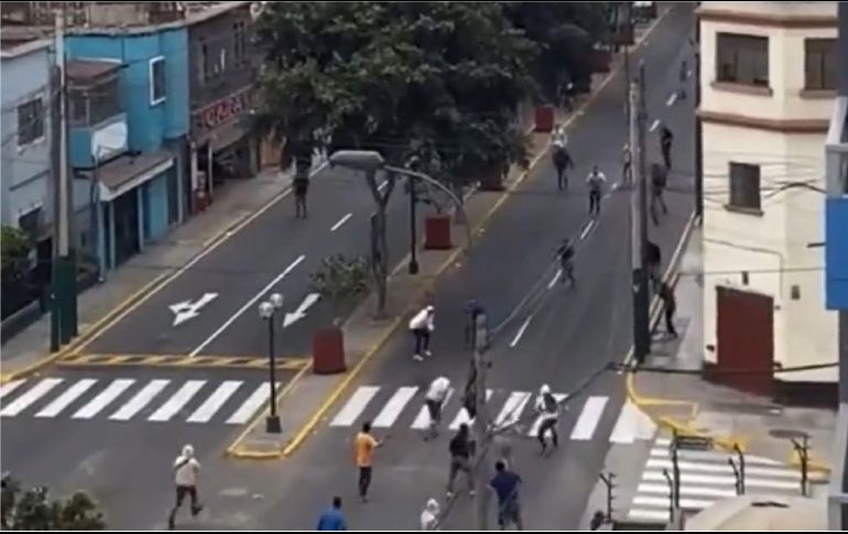 Parecía que todo quedaba en intercambio de golpes, cuando de pronto uno de los barristas sacó una pistola y comenzó a disparar a otro grupo que huía. ESPECIAL