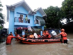 La tormenta tropical, de categoría tres y con vientos máximos de 95 kilómetros por hora, tocó tierra por primera vez el sábado y salió del territorio la tarde del domingo. EFE / F. Malasig