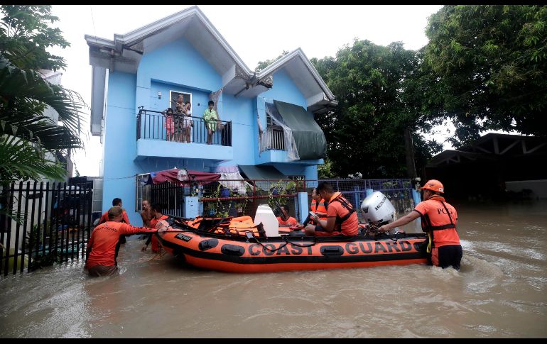 La tormenta tropical, de categoría tres y con vientos máximos de 95 kilómetros por hora, tocó tierra por primera vez el sábado y salió del territorio la tarde del domingo. EFE / F. Malasig