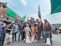 Un grupo de aficionados se presentó con algunos originales recortes de las principales figuras de Red Bull. EL INFORMADOR/ P. Gallardo