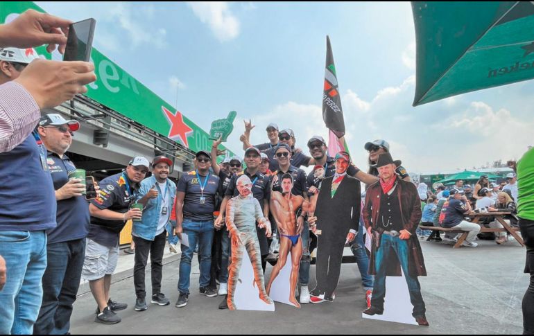 Un grupo de aficionados se presentó con algunos originales recortes de las principales figuras de Red Bull. EL INFORMADOR/ P. Gallardo