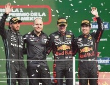 El primer lugar lo consiguió Max Verstappen (centro derecha), Lewis Hamilton fue segundo (izquierda), mientras que Checo Pérez (derecha) se quedó con el tercer lugar del Gran Premio de la Ciudad de México. AFP