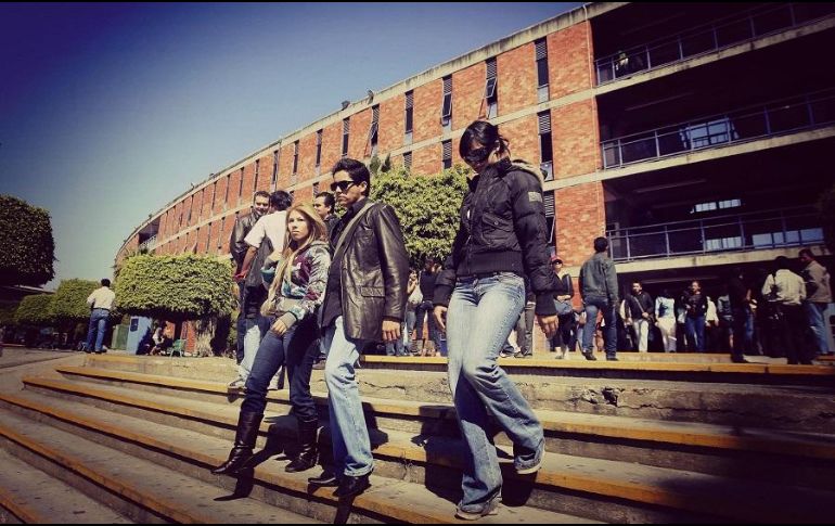 Luego de que se diera a conocer el asalto a una alumna del Centro Universitario de Ciencias Sociales y Humanidades (CUCSH) en las inmediaciones del plantel, la Universidad de Guadalajara pidió que se refuerce la seguridad en torno a sus centros. EL INFORMADOR / ARCHIVO