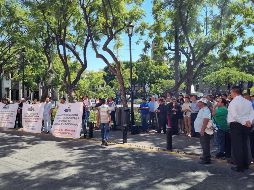 Trabajadores identificados con la Universidad de Guadalajara se manifestaron afuera del Congreso debido a los despidos. EL INFORMADOR/ RODRIGO RIVAS