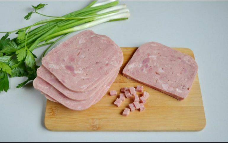 Si bien con el paso del tiempo el jamón pierde su frescura y propiedades, no será necesario llevarlo al congelador. ESPECIAL/Foto de Pavel Subbotin en Unsplash