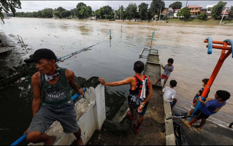 Más de 865 mil personas se encuentran desplazadas de sus hogares, 347 mil de ellas alojadas en los centros de evacuación establecidos por las autoridades, mientras que Nalgae afectó en total a 2.4 millones de personas o 741 mil familias. EFE / ARCHIVO