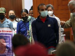 Los expertos Ángela Buitrago, Francisco Cox, Claudia Paz y Carlos Beristain revelaron inconsistencias en los supuestos mensajes de WhatsApp del grupo delincuencial Guerreros Unidos. EFE / S. Gutiérrez