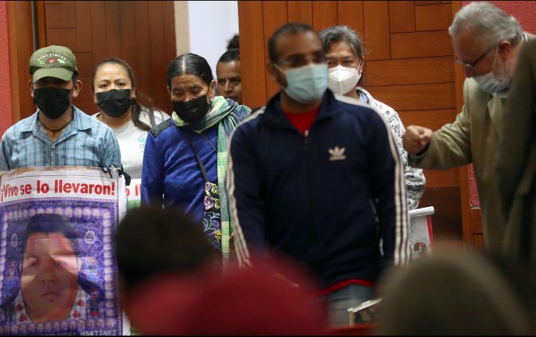 Los expertos Ángela Buitrago, Francisco Cox, Claudia Paz y Carlos Beristain revelaron inconsistencias en los supuestos mensajes de WhatsApp del grupo delincuencial Guerreros Unidos. EFE / S. Gutiérrez