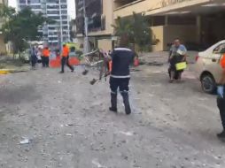 Imágenes de televisión y videos publicados en redes sociales mostraron daños en varios pisos, con ruptura de cristales y daños en la estructura. TWITTER / @ProtegeryServir