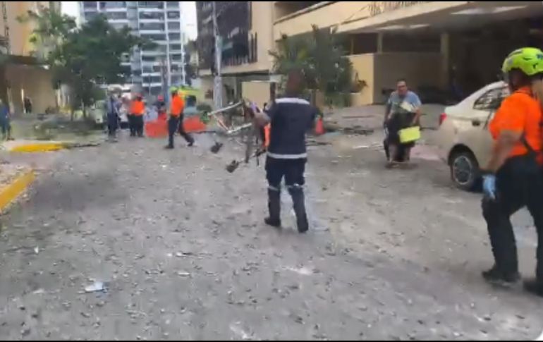 Imágenes de televisión y videos publicados en redes sociales mostraron daños en varios pisos, con ruptura de cristales y daños en la estructura. TWITTER / @ProtegeryServir
