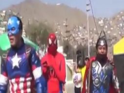 Los superhéroes, integrantes al Escuadrón Verde de la Policía, arrestaron a los ocupantes de la casa, quienes pensaron que se trataba de una broma por Halloween. TWITTER