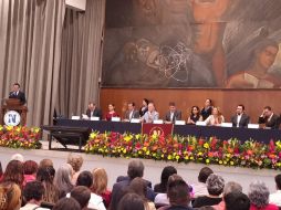 Al final del evento, llegó un grupo musical integrado por alumnos normalistas que cantaron las mañanitas a su centro de formación. EL INFORMADOR / E. Gómez