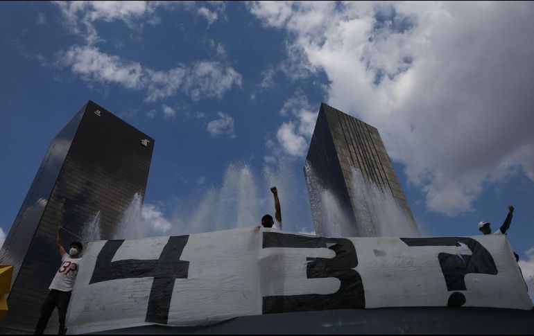 Padres de los normalistas pronto darán a conocer su opinión tras las declaraciones del GIEI, que puso en dudas las pruebas presentadas por Alejandro Encinas. EFE / ARCHIVO
