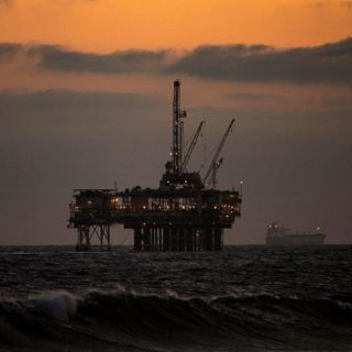 El petróleo cierra al alza, pero sensible al entorno geopolítico