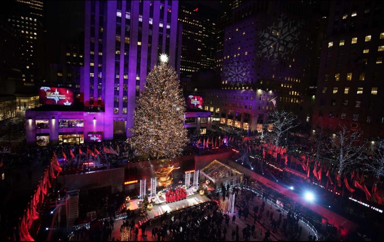 El enorme abeto será adornado con 50 mil luces LED multicolores y la estrella de Swarovski que se utiliza desde 2018. AFP/ARCHIVO