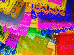 La maestra grabó el video mostrando lo que cada alumno había llevado, hasta llegar a la chica que se confundió y llevó papel picado para regalo. GETTY IMAGES
