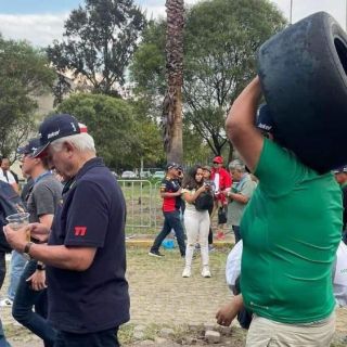¡Se trajo un souvenir! Aficionado de la F1 salió del GP de México con una llanta