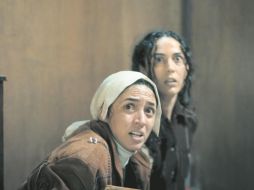 “Ofelia” (al frente), es una monja que deberá enfrentar al mal directamente, quien ha poseído a  “Sandra” (al fondo). CORTESÍA