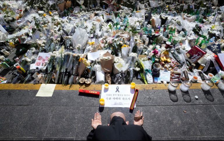 Un monje busita reza en el lugar de la tragedia. Al menos 156 personas murieron y decenas resultaron heridas. AP/Y. Ahn