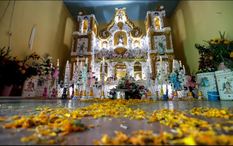 Los altares, donde se colocan las ofrendas, tienen alturas de entre tres a cinco metros, además de estructuras piramidales. EFE / H. Ríos
