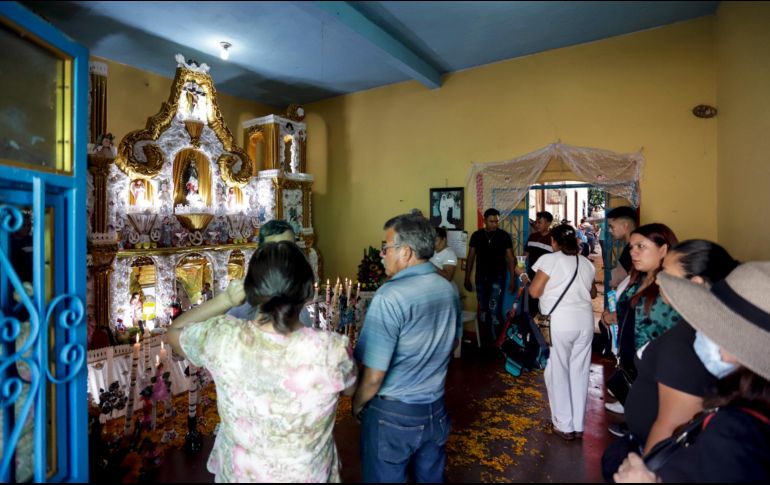 Estos altares tienen costos desde los 60 mil a los 200 mil pesos o más, dependiendo lo que se coloque y los materiales de diseño y construcción. EFE / H. Ríos